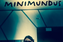 kleine welt mit grosser frau